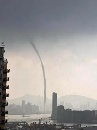 香港维多利亚湾现巨大水龙卷